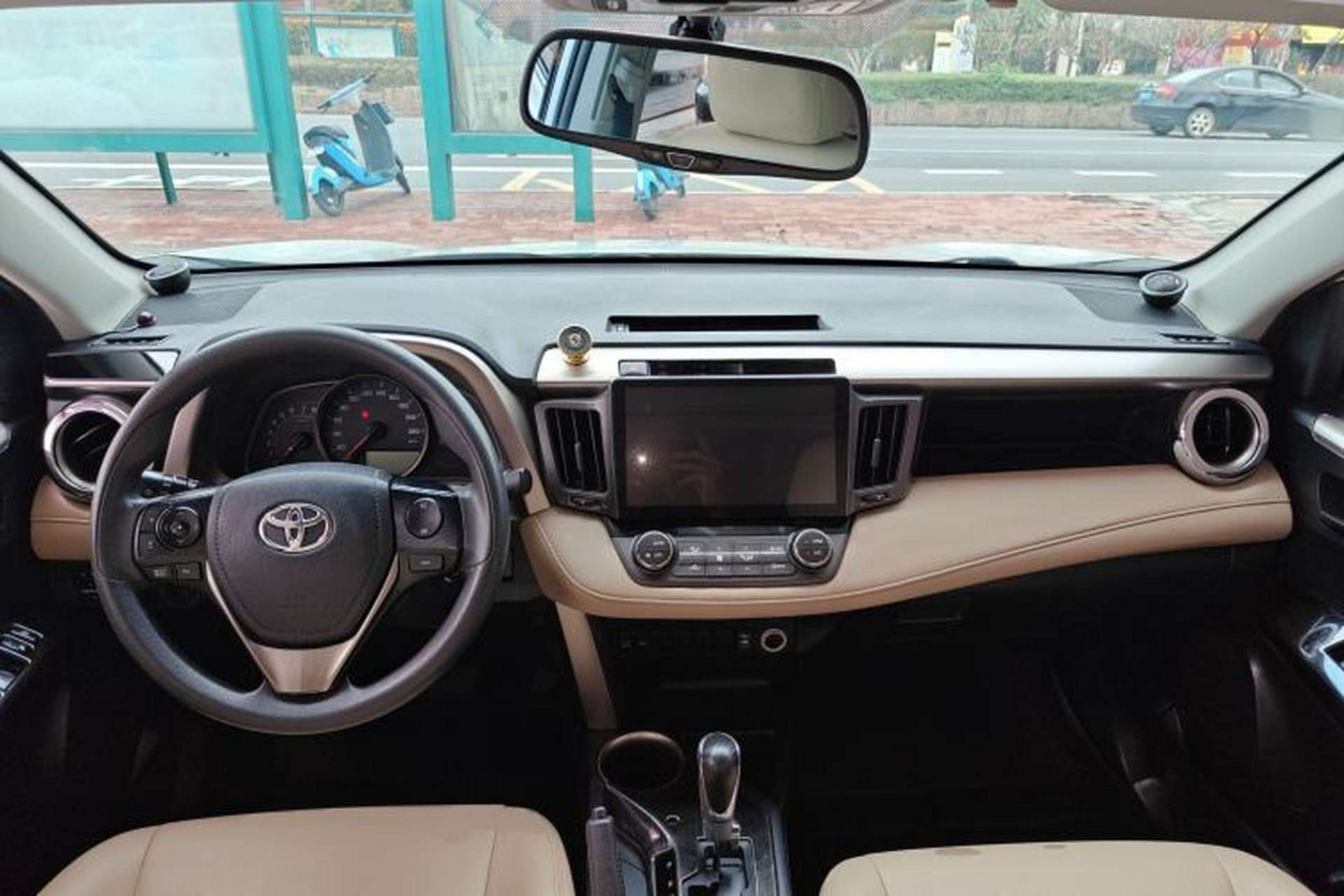 Used Toyota RAV4 2015 2.0L CVT Two-Wheel Drive Fashion Edition Center Console