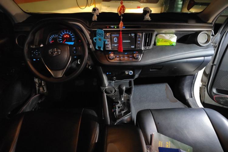 Used Toyota RAV4 2015 2.0L CVT Two-Wheel Drive Fashion Edition Center Console