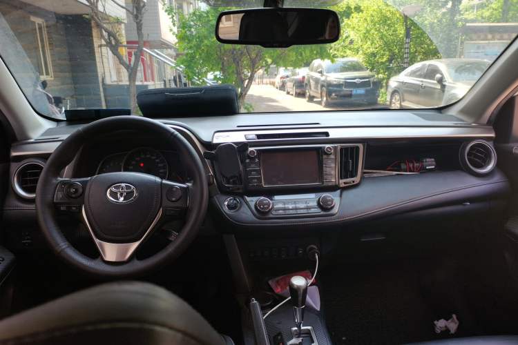 Used Toyota RAV4 2015 2.5L Automatic 4x4 Elite Edition Center Console