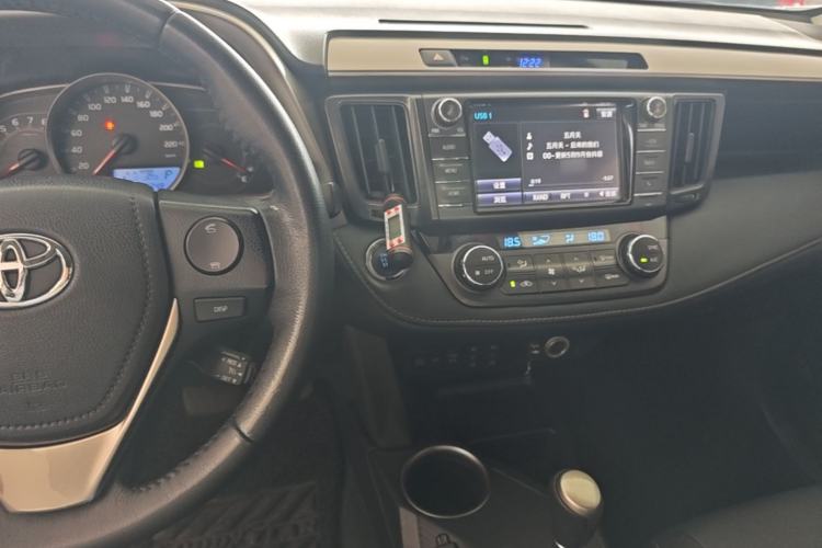 Used Toyota RAV4 2015 2.5L Automatic 4x4 Elite Edition Center Console