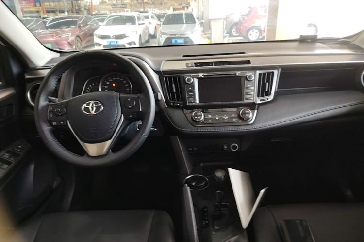 Used Toyota RAV4 2015 2.0L CVT Two-Wheel Drive Fashion Edition Center Console