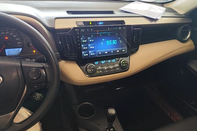 Used Toyota RAV4 2015 2.0L CVT Two-Wheel Drive Fashion Edition Center Console