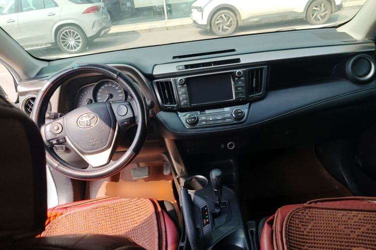 Used Toyota RAV4 2015 2.0L CVT Two-Wheel Drive Fashion Edition Center Console