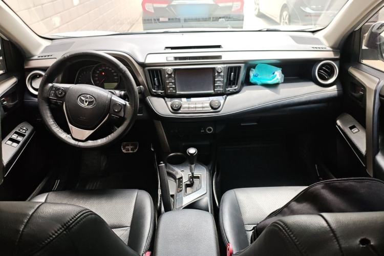 Used Toyota RAV4 2015 2.0L CVT Two-Wheel Drive Fashion Edition Center Console