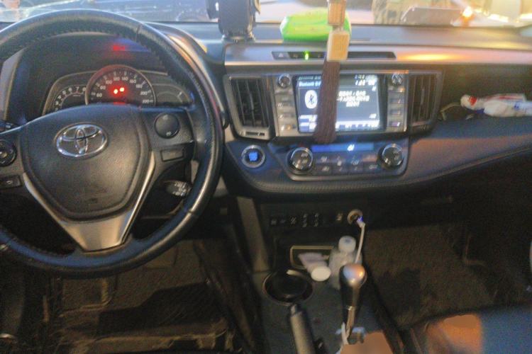 Used Toyota RAV4 2015 2.5L Automatic 4x4 Elite Edition Center Console