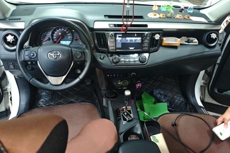 Used Toyota RAV4 2015 2.5L Automatic 4x4 Elite Edition Center Console