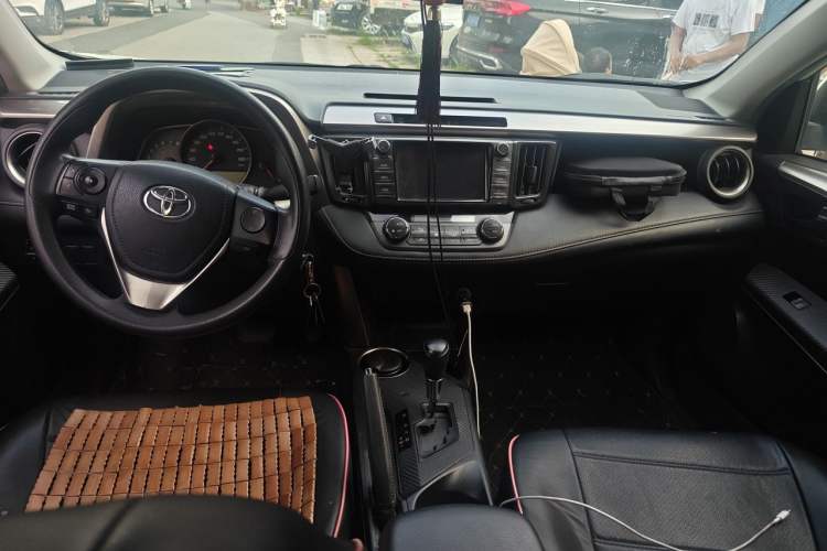 Used Toyota RAV4 2015 2.0L CVT Two-Wheel Drive Fashion Edition Center Console