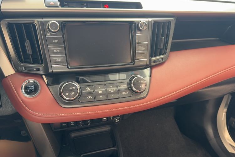 Used Toyota RAV4 2015 2.5L Automatic 4x4 Elite Edition Center Console