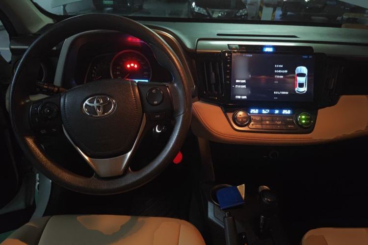 Used Toyota RAV4 2015 2.0L CVT Two-Wheel Drive Fashion Edition Center Console