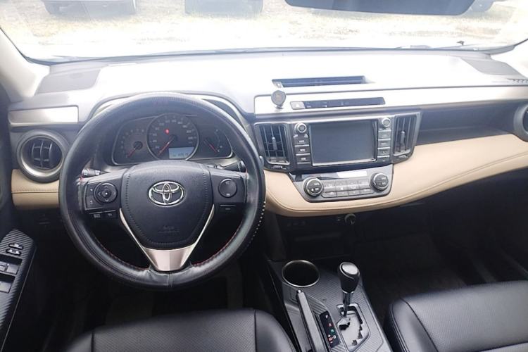 Used Toyota RAV4 2015 2.0L CVT 4x4 Trend Edition Center Console