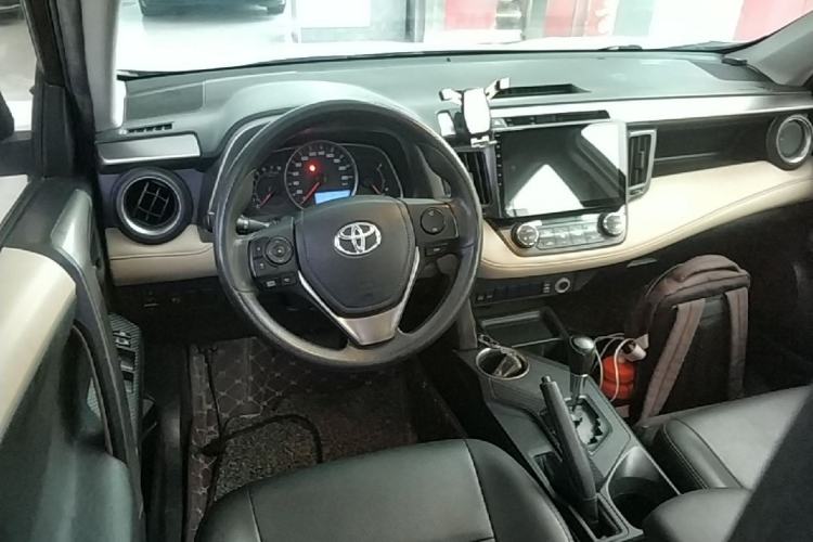 Used Toyota RAV4 2015 2.0L CVT Two-Wheel Drive Fashion Edition Center Console