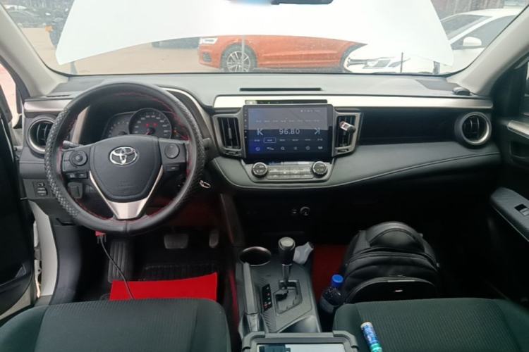 Used Toyota RAV4 2015 2.0L CVT Two-Wheel Drive Fashion Edition Center Console