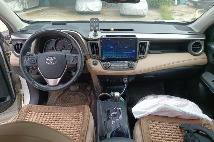 Used Toyota RAV4 2015 2.5L Automatic 4x4 Elite Edition Center Console