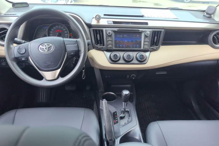 Used Toyota RAV4 2015 2.0L CVT Two-Wheel Drive Urban Edition Center Console