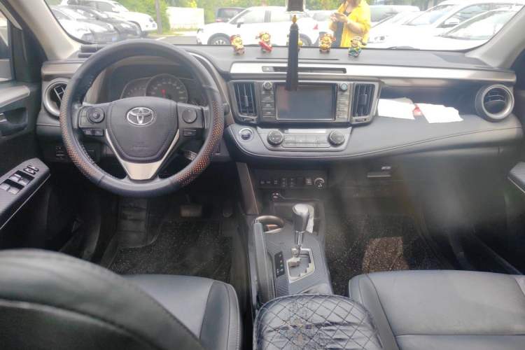Used Toyota RAV4 2015 2.5L Automatic 4x4 Elite Edition Center Console