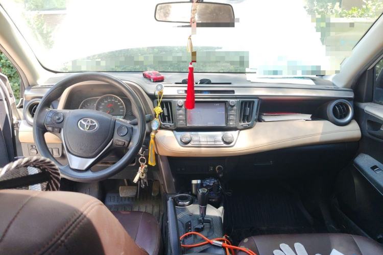 Used Toyota RAV4 2015 2.0L CVT Two-Wheel Drive Fashion Edition Center Console