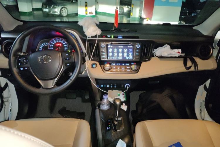 Used Toyota RAV4 2015 2.5L Automatic 4x4 Elite Edition Center Console