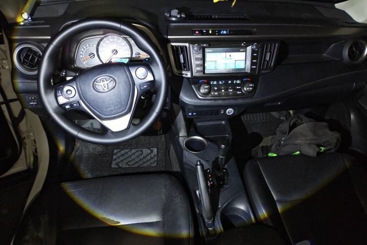 Used Toyota RAV4 2015 2.0L CVT Two-Wheel Drive Fashion Edition Center Console