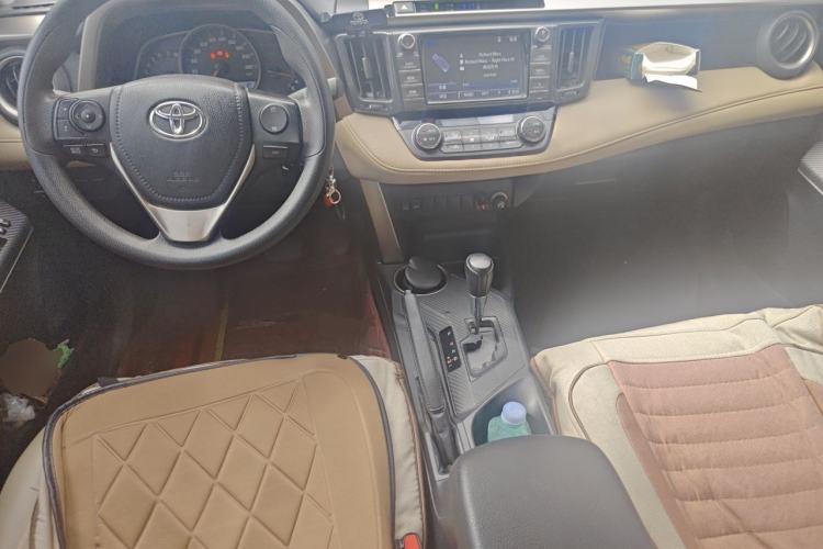 Used Toyota RAV4 2015 2.0L CVT Two-Wheel Drive Fashion Edition Center Console
