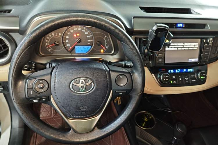 Used Toyota RAV4 2015 2.0L CVT Two-Wheel Drive Fashion Edition Center Console