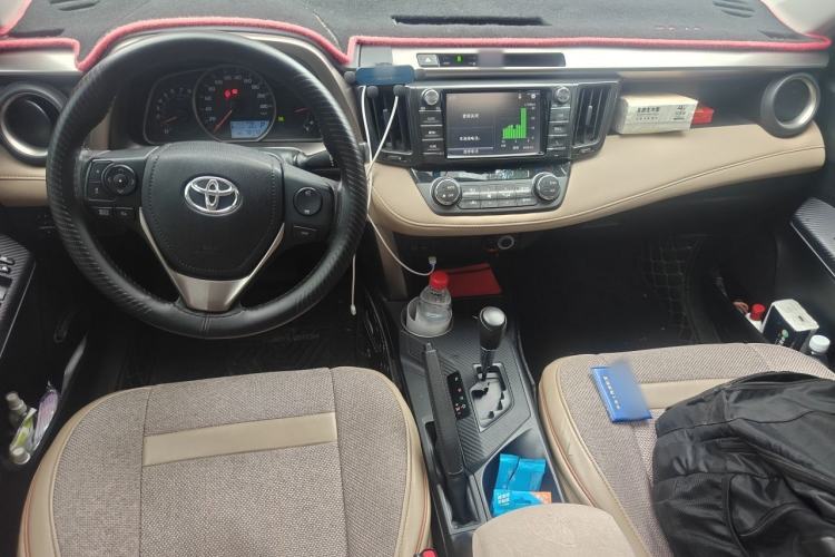 Used Toyota RAV4 2015 2.0L CVT Two-Wheel Drive Fashion Edition Center Console