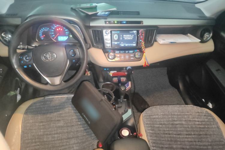 Used Toyota RAV4 2015 2.0L CVT Two-Wheel Drive Fashion Edition Center Console