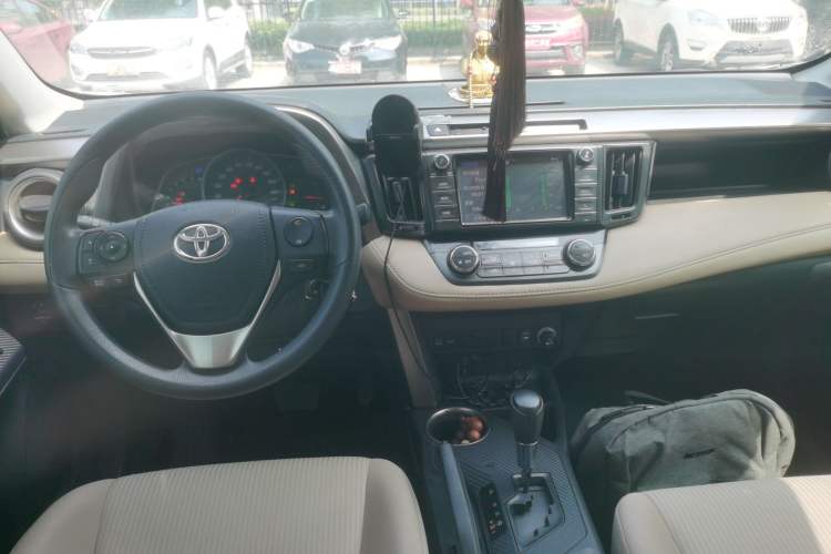 Used Toyota RAV4 2015 2.0L CVT Two-Wheel Drive Fashion Edition Center Console