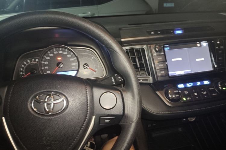 Used Toyota RAV4 2015 2.0L CVT Two-Wheel Drive Fashion Edition Center Console