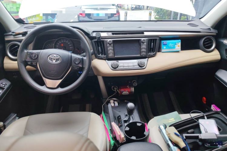 Used Toyota RAV4 2015 2.0L CVT Two-Wheel Drive Fashion Edition Center Console