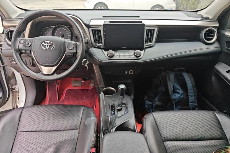Used Toyota RAV4 2015 2.0L CVT Two-Wheel Drive Fashion Edition Center Console