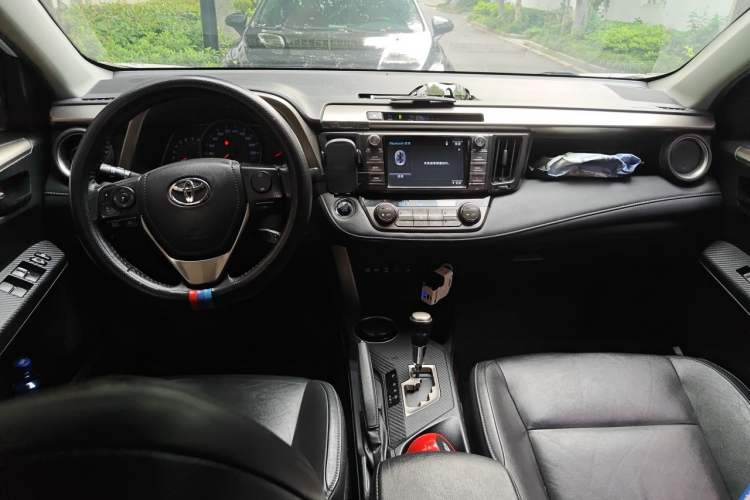 Used Toyota RAV4 2015 2.5L Automatic 4x4 Elite Edition Center Console