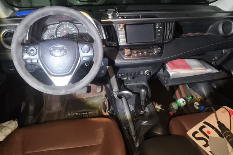Used Toyota RAV4 2015 2.0L CVT Two-Wheel Drive Fashion Edition Center Console