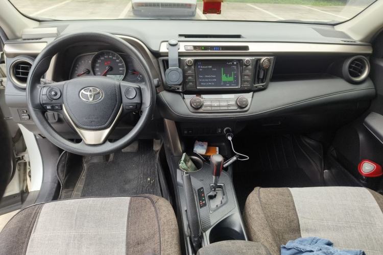 Used Toyota RAV4 2015 2.0L CVT Two-Wheel Drive Fashion Edition Center Console
