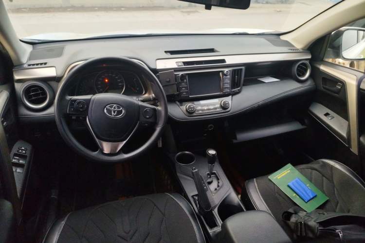 Used Toyota RAV4 2015 2.0L CVT Two-Wheel Drive Fashion Edition Center Console