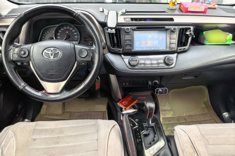 Used Toyota RAV4 2015 2.0L CVT Two-Wheel Drive Fashion Edition Center Console