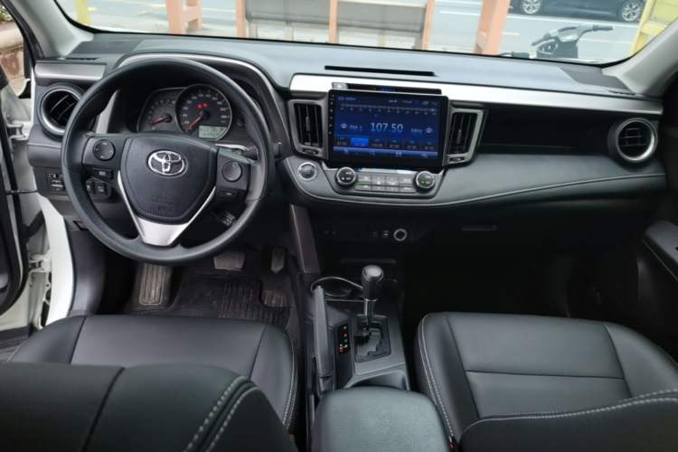 Used Toyota RAV4 2015 2.0L CVT Two-Wheel Drive Fashion Edition Center Console