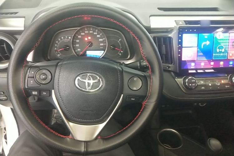 Used Toyota RAV4 2015 2.0L CVT Two-Wheel Drive Fashion Edition Center Console