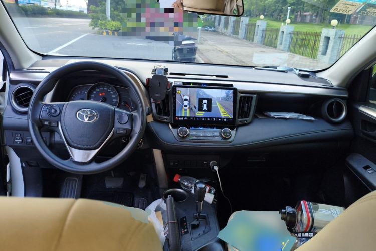 Used Toyota RAV4 2015 2.0L CVT Two-Wheel Drive Fashion Edition Center Console