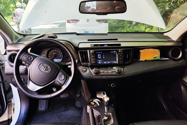 Used Toyota RAV4 2015 2.5L Automatic 4x4 Elite Edition Center Console
