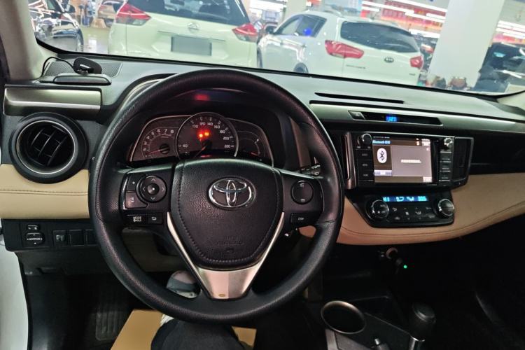 Used Toyota RAV4 2015 2.0L CVT Two-Wheel Drive Fashion Edition Center Console