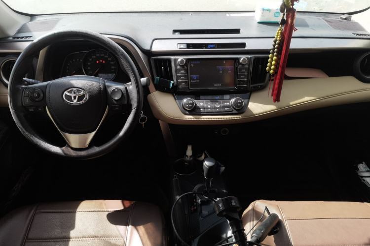 Used Toyota RAV4 2015 2.0L CVT Two-Wheel Drive Fashion Edition Center Console