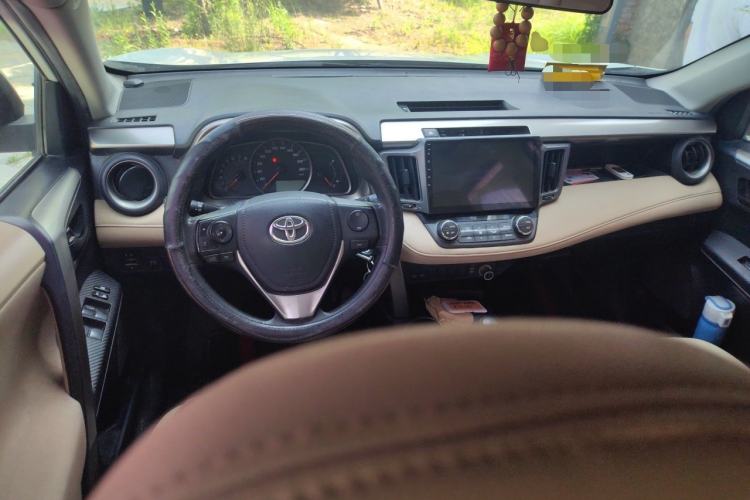 Used Toyota RAV4 2015 2.0L CVT Two-Wheel Drive Fashion Edition Center Console