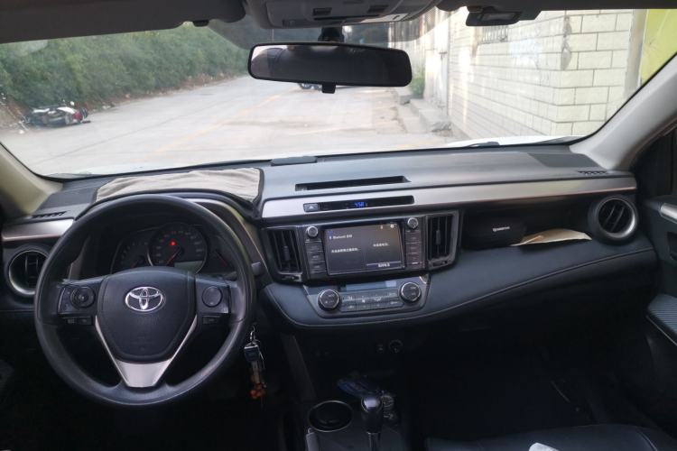 Used Toyota RAV4 2015 2.0L CVT Two-Wheel Drive Fashion Edition Center Console