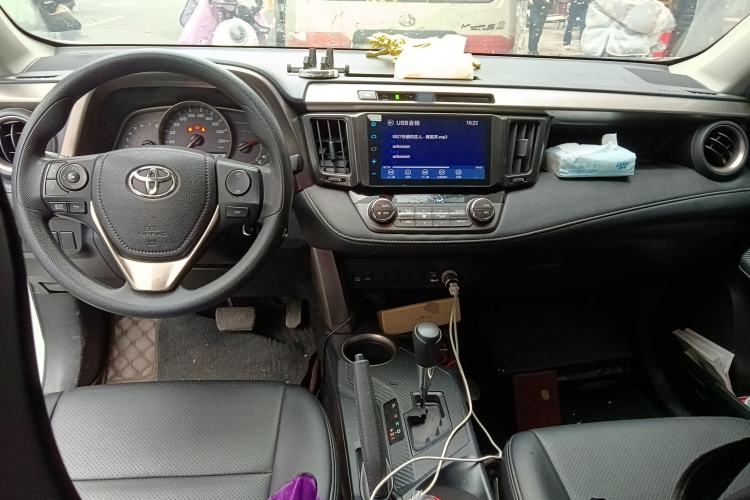 Used Toyota RAV4 2015 2.0L CVT Two-Wheel Drive Fashion Edition Center Console