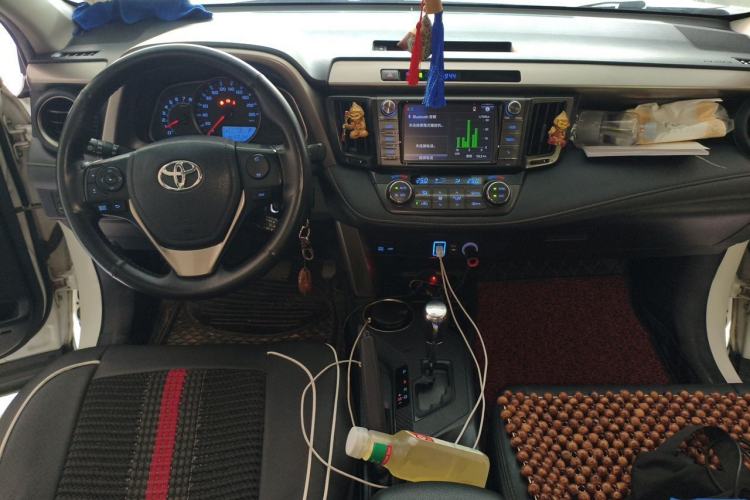 Used Toyota RAV4 2015 2.0L CVT Two-Wheel Drive Fashion Edition Center Console