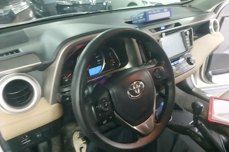Used Toyota RAV4 2015 2.0L CVT Two-Wheel Drive Fashion Edition Center Console