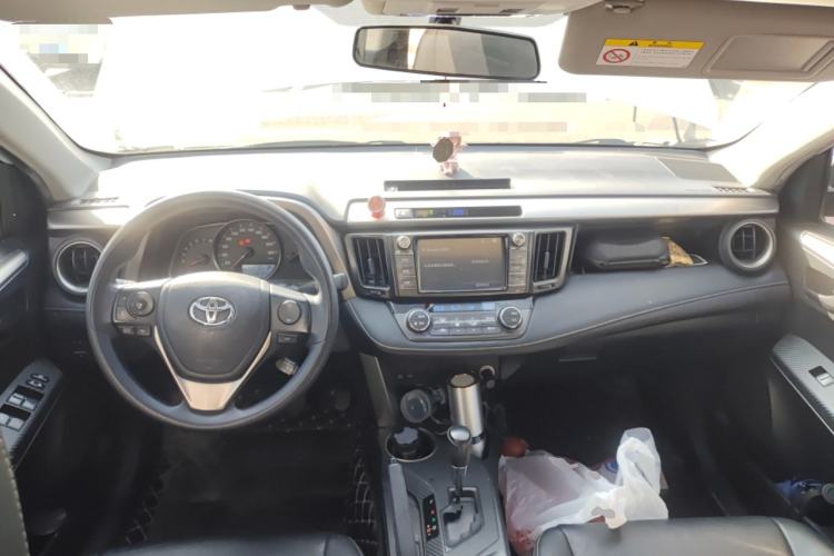 Used Toyota RAV4 2015 2.0L CVT Two-Wheel Drive Fashion Edition Center Console