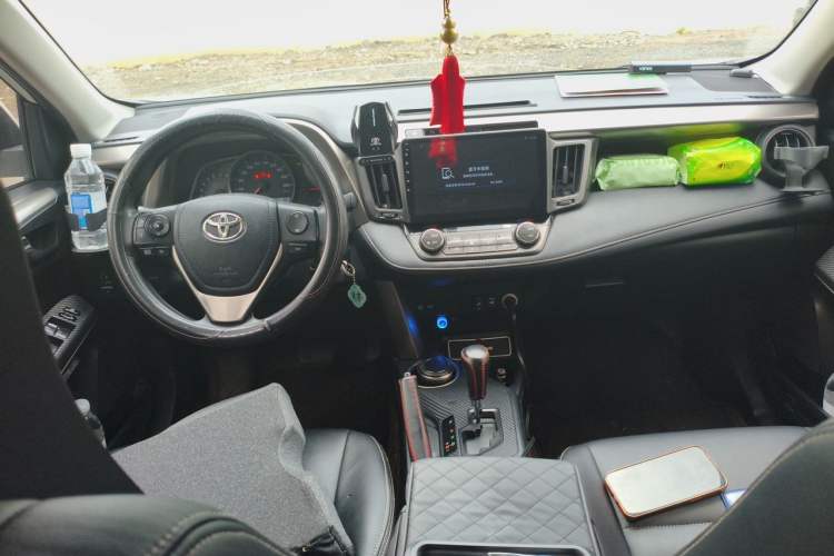 Used Toyota RAV4 2015 2.0L CVT Two-Wheel Drive Fashion Edition Center Console