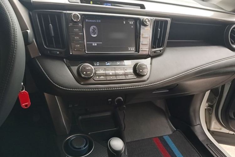 Used Toyota RAV4 2015 2.0L CVT Two-Wheel Drive Fashion Edition Center Console