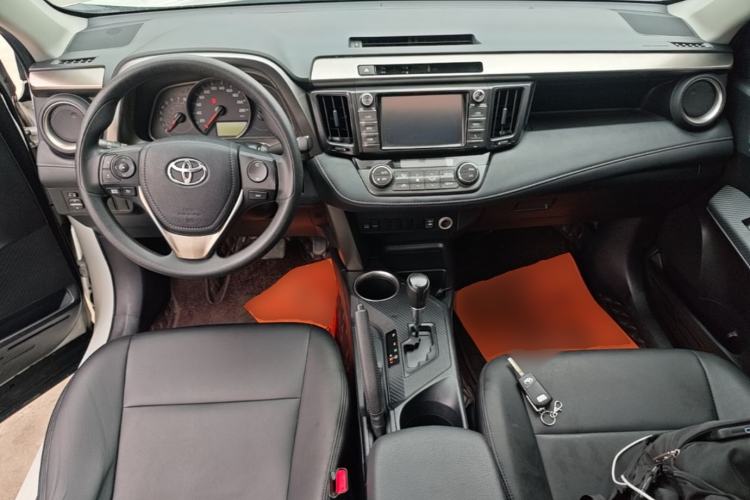 Used Toyota RAV4 2015 2.0L CVT Two-Wheel Drive Fashion Edition Center Console